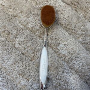 Artis mirror finish oval 7 foundation brush
